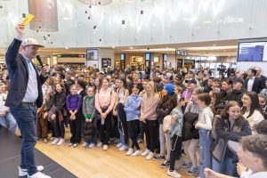 Moderator auf der Bühne