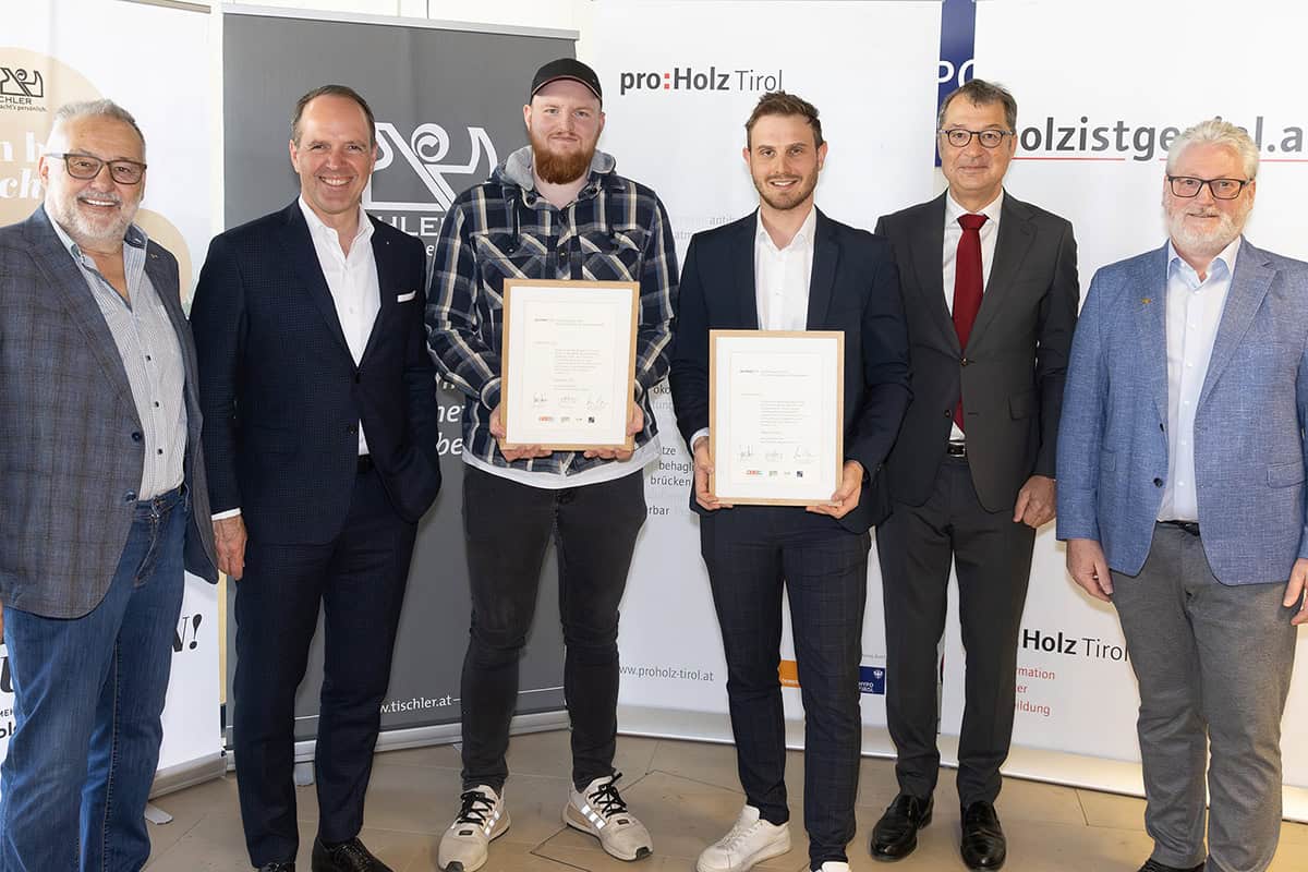 v. l.: Manfred Saurer Vorstandsvorsitzender proHolz Tirol), Markus Hildmann (Vorstand Hypo Tirol Bank), der mit einer Anerkennung bedachte Valentin Otto mit Daniel Neunhäuserer (Geschäftsführer von die Tischlerei Jenewein), Martin Wetscher (Vizepräsident der Wirtschaftskammer Tirol) und Helmuth Hehenberger (Landesinnungsmeister der Tiroler Tischler und Holzgestalter),