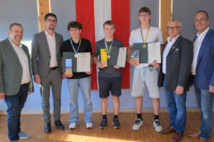 Gruppe von jungen Tischler-Auszubildenden mit Auszeichnungen bei WKO-Veranstaltung.