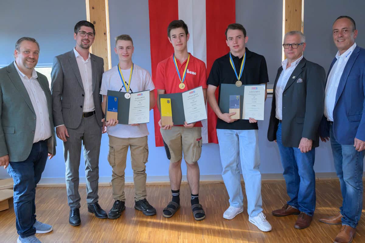 WKO Tischler Auszeichnung Gruppe von jungen Tischler-Auszubildenden mit Auszeichnungen bei WKO-Veranstaltung.