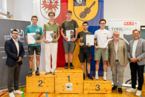 Junge Tischler auf Siegerpodest bei WKO Tirol, Auszeichnung für handwerkliche Exzellenz.