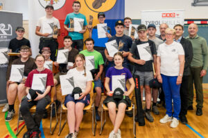 Gruppe junger Tischler bei der WKO Ausbildung mit Zertifikaten.