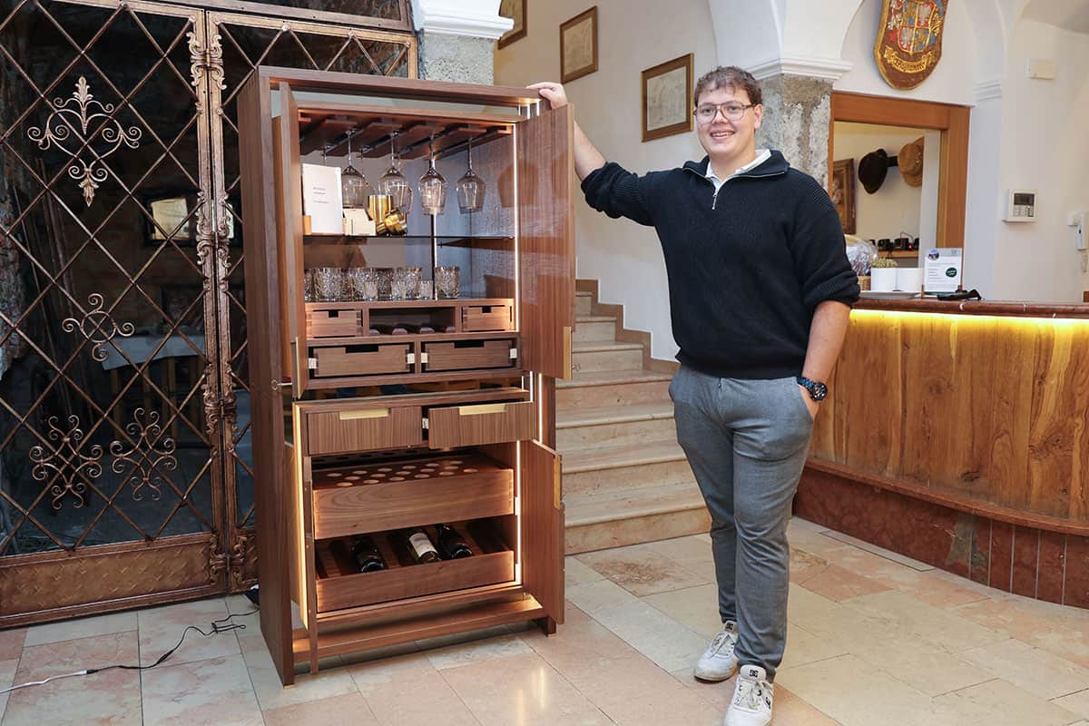 WKO Tischler bei Landesinnungstagung Salzburg Tischler Christoph Aichhorn präsentiert Meisterstück Weingenuss bei Landesinnungstagung Salzburg.
