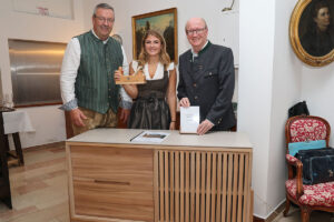 Tischlergesellin Eleni Obojes mit Sideboard bei Landesinnungstagung in Salzburg