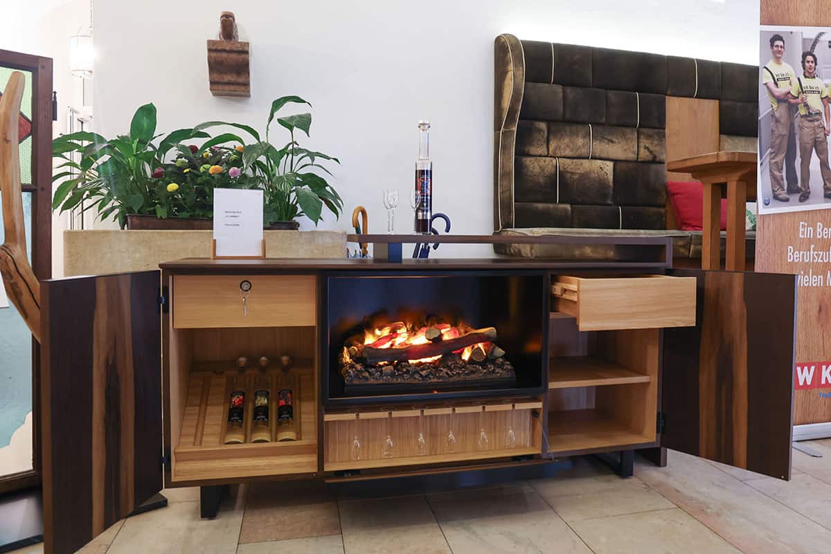 Modernes Kaminsideboard von Thomas Dulle Zeitgenössisches Meisterstück Kamin mit Holz von Thomas Dulle