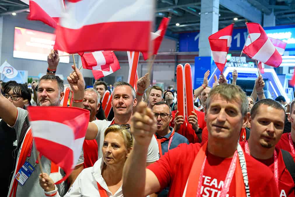 Österreichs Tischler bei den WorldSkills 2026 Tischlernachwuchs mit österreichischer Flagge bei den WorldSkills 2026.